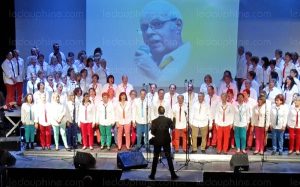 les-100-choristes-et-leur-chef-de-choeur-rendent-hommage-a-leur-president-recemment-disparu-1450904298